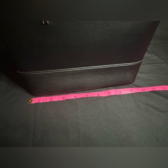 Elegant Black Leather Handbag - Picture 8 of 10